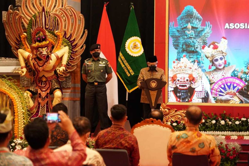 Wakil Presiden Ma'ruf Amin saat membuka Rapat Kerja Nasional (Rakernas) Asosiasi Pemerintah Provinsi Seluruh Indonesia (APPSI) Tahun 2022 di Hotel Discovery Kartika Plaza, Kabupaten Badung, Provinsi Bali, Senin (9/5/2022) malam.