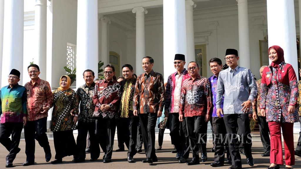 Para bupati pengurus Asosiasi Pemerintah Kabupaten Seluruh Indonesia (Apkasi) berfoto bersama Presiden Joko Widodo di Istana Kepresidenan Bogor, Kamis (5/7/2018).