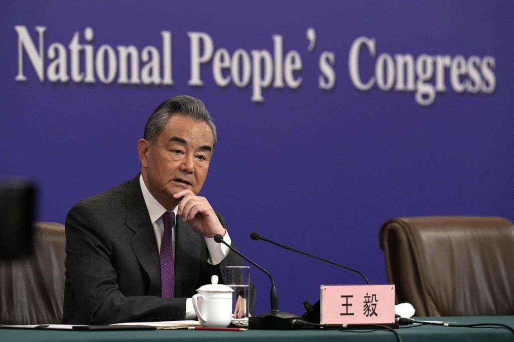 Menteri Luar Negeri China Wang Yi mendengarkan pertanyaan saat konferensi pers di sela-sela Kongres Nasional Rakyat di Beijing, 7 Maret 2024. 