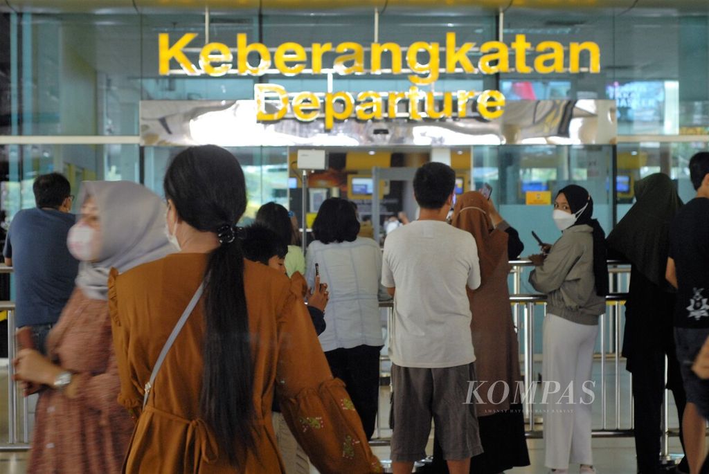 Sejumlah penumpang pesawat terbang datang ke Bandara Sultan Thaha, Jambi, Jumat (6/5/2022). 