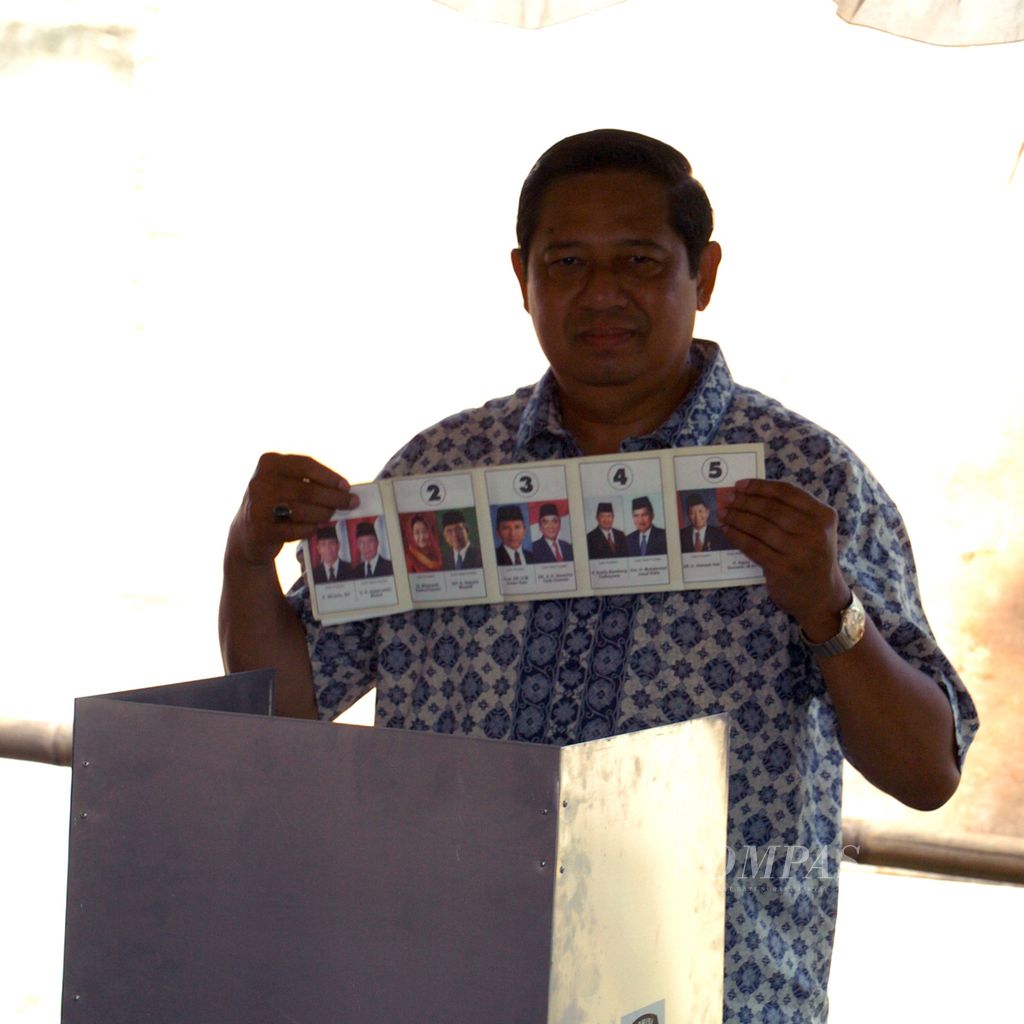 Presidential candidate Susilo Bambang Yudhoyono voted at polling station 05 in Nagrak Village, Gunung Putri District, Bogor on Monday, July 5th, 2004.