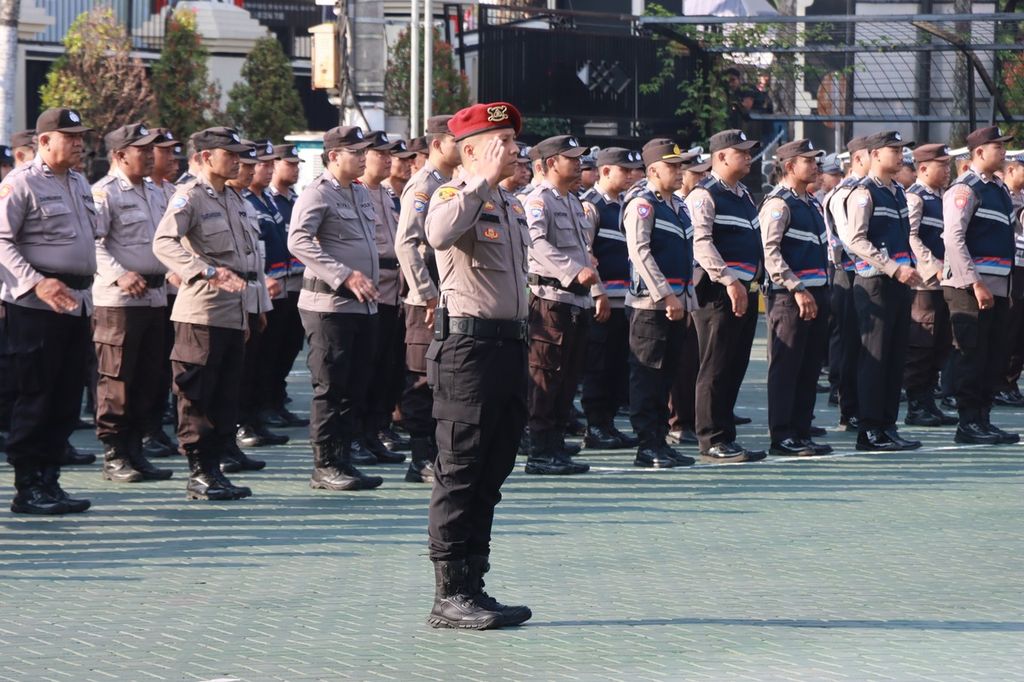 Suasana apel gelar pasukan Operasi Mantab Praja Semeru 2024 di halaman Polres Malang, Jawa Timur, Senin (19/8/2024).