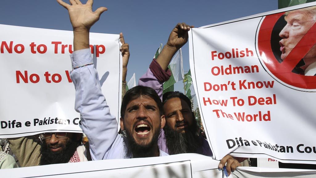 Pendukung  organisasi keagamaan di Pakistan, Selasa (2/1), berunjuk rasa di Karachi, mengecam keras Presiden Amerika Serikat  Donald Trump. Sebelumnya, melalui akun Twitter, Trump mengecam Pakistan karena kebohongan dan penipuan serta mengatakan, Islamabad telah mempermainkan AS.
