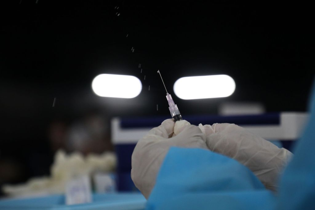 Tenaga medis menyiapkan vaksin Covid-19 dosis ketiga (<i>booster</i>) yang akan disuntikkan kepada pekerja di Menara Kompas, Jakarta, Selasa (25/1/2022). Vaksin <i>booster </i>dinilai ampuh dalam menangkal Covid-19 varian Omicron.