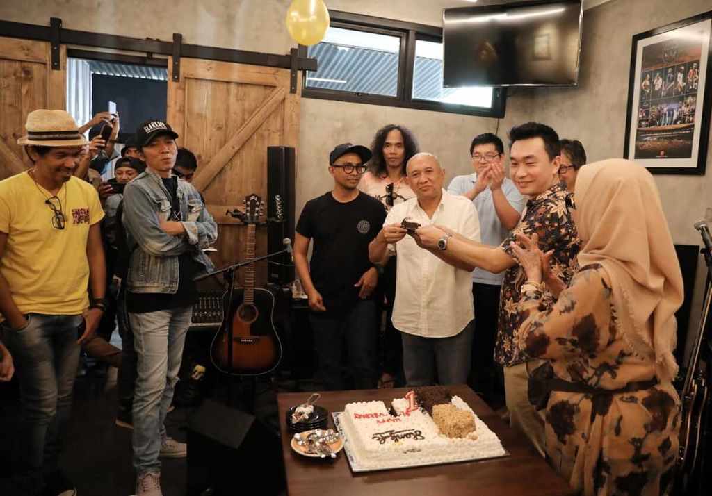Menteri Koperasi dan Usaha Kecil Menengah Teten Masduki (keempat dari kanan) mengapresiasi pendirian koperasi para <i>fans</i> grup band Slank yang dikenal Slankers di Warung Potlot, Jakarta, Selasa (17/5/2022).