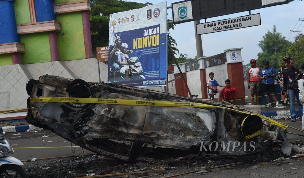 Mobil terbakar pasca-kerusuhan di Stadion Kanjuruhan, Kabupaten Malang, Jawa Timur, Minggu (2/10/2022). 