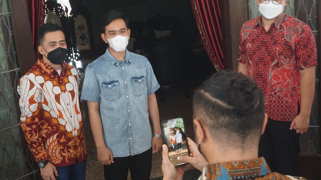 Ketua Umum PSI Giring Ganesha memotret Wali Kota Surakarta Gibran Rakabuming Raka dengan anggota rombongannya di Loji Gandrung, Kota Surakarta, Jawa Tengah, Jumat (14/1/2021).