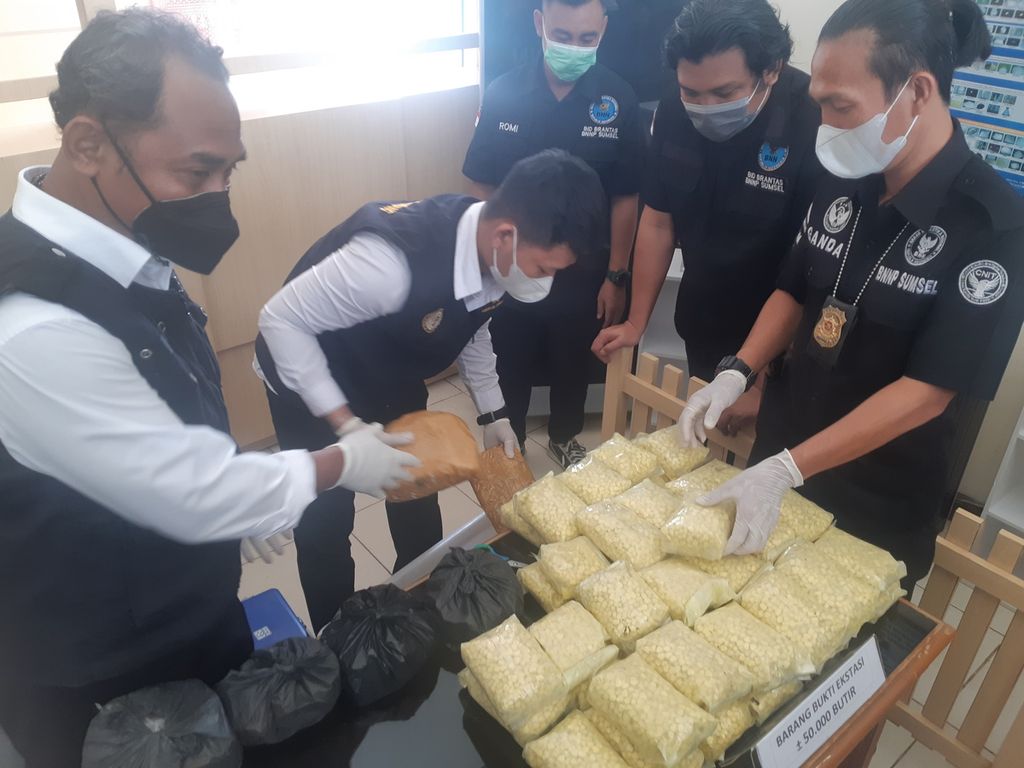 Petugas Badan Narkotika Nasional Provinsi Sumatera Selatan menunjukkan 50.000 butir ekstasi dan 7,2 kilogram sabu dari sebuah gudang di salah satu perumahan di Palembang. Dua tersangka ditangkap dan mereka terancam hukuman mati.