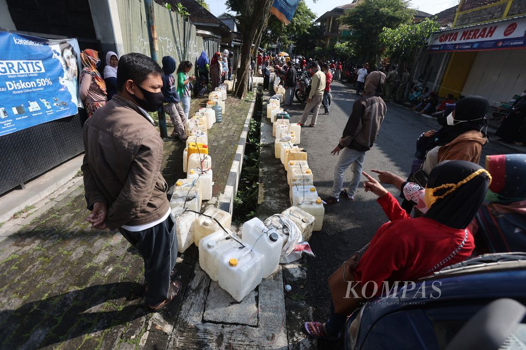 Warga antre membeli minyak goreng curah di salah satu penyalur di ibu kota Kabupaten Temanggung, Jawa Tengah, Kamis (14/4/2022). 