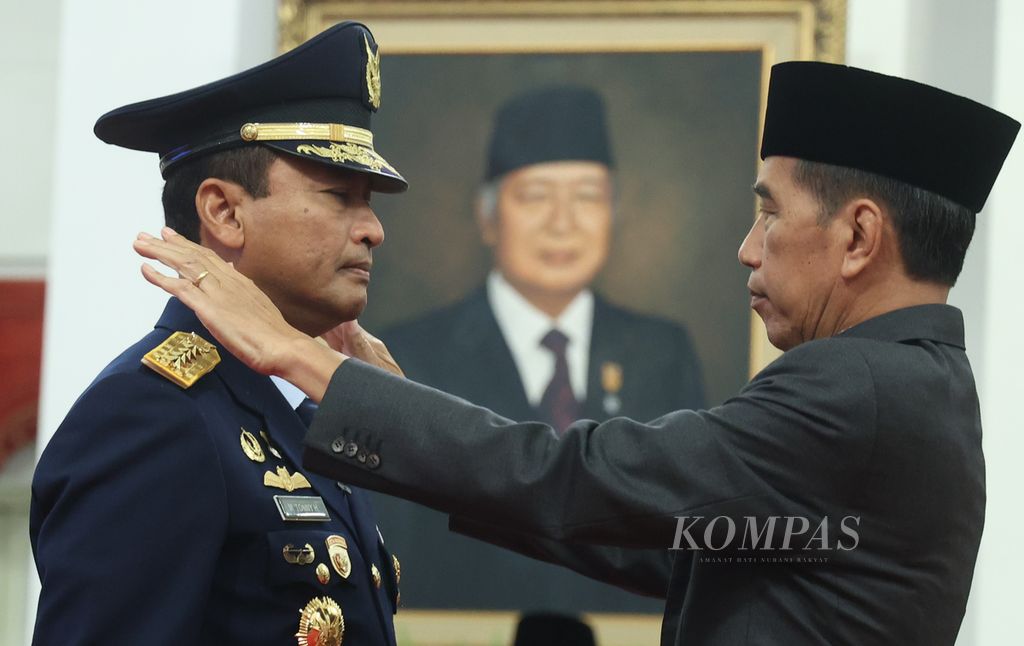 Presiden Joko Widodo memasang tanda pangkat seusai melantik Marsekal Tonny Harjono sebagai Kepala Staf Angkatan Udara di Istana Negara, Jakarta, Jumat (5/4/2024).  