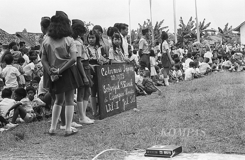 Sebanyak 537 calon murid SD Inpres berkumpul di Lapangan Honda, Wilayah II, Tebet, Jakarta, Senin (8/7/1974).
