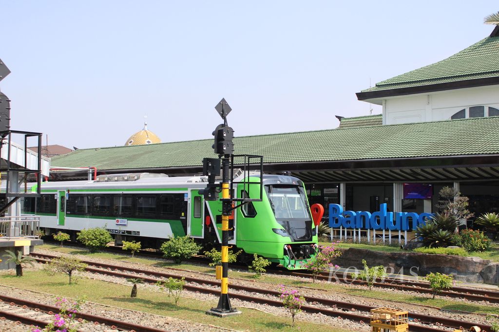 Kereta pengumpan tiba di Stasiun Bandung, Jawa Barat, Rabu (4/10/2023). 