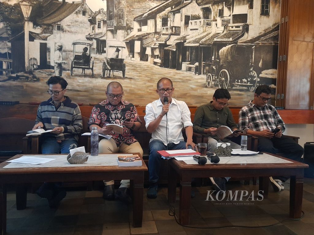 Ketua Pemantau Regulasi dan Regulator Media (PR2Media) Masduki memaparkan hasil riset mengenai pengaturan konten ilegal dan berbahaya di media sosial di Jakarta, Rabu (23/8/2023). 