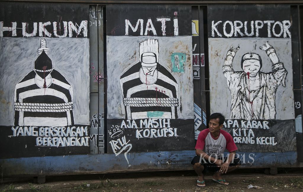 Perilaku korupsi oleh elit yang masih merajalela di Tanah Air menjadi keprihatinan masyarakat yang diwujudkan melalui mural seperti terlihat di kawasan Keranggan, Tangerang Selatan, Banten, Sabtu (18/12/2021). 