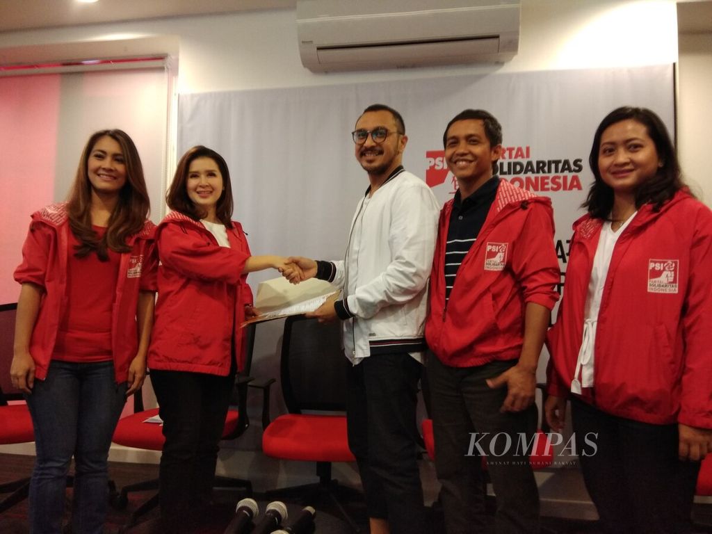 Giring Ganesha (ketiga dari kiri) saat menyerahkan berkas pendaftaran menjadi calon anggota legislatif Partai Solidaritas Indonesia (PSI) kepada Ketua Umum PSI Grace Natalie di kantor Dewan Pimpinan Pusat (DPP) PSI, Jakarta, Rabu (6/9).