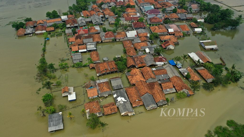 Foto udara luapan Sungai Citarum dan Cibeet merendam hunian warga di Kampung Kampek, Desa Karangligar, Kecamatan Telukjambe Barat, Kabupaten Karawang, Jawa Barat, Senin (8/5/2023).