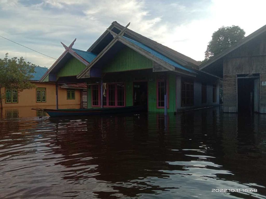 Banjir merendam di sejumlah desa di Kecamatan Tewang Karangan, Kabupaten Katingan, Rabu (12/10/2022). Banjir terjadi akibat pertemuan banjir kiriman dari hulu Sungai Katingan dan air pasang dari Laut Jawa.
