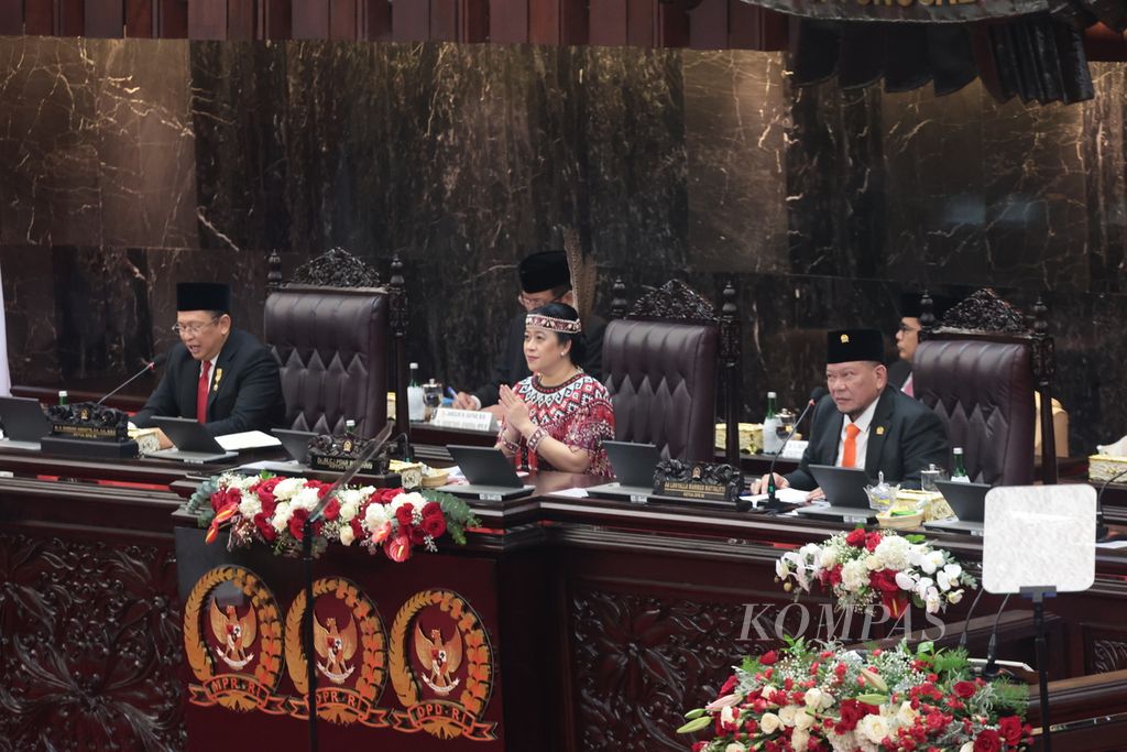 Ketua MPR Bambang Soesatyo (kiri) bersama Ketua DPR Puan Maharani (tengah) dan Ketua DPD La Nyalla Matallitti memimpin Sidang Tahunan MPR  dan Sidang Bersama DPR dan DPD di Kompleks Parlemen, Senayan, Jakarta, Rabu (16/8/2023).