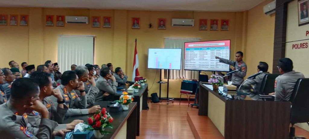 Suasana pemaparan program polisi RW di Kepolisian Sektor Tambora, Jakarta Barat, Kamis (13/4/2023).