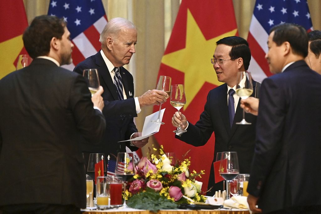 Presiden AS Joe Biden (tengah, kiri) bersulang dengan Presiden Vietnam Vo Van Thuong (tengah, kanan) dalam pertemuan makan siang di Istana Kepresidenan di Hanoi, Vietnam, Senin (11/9/2023). 