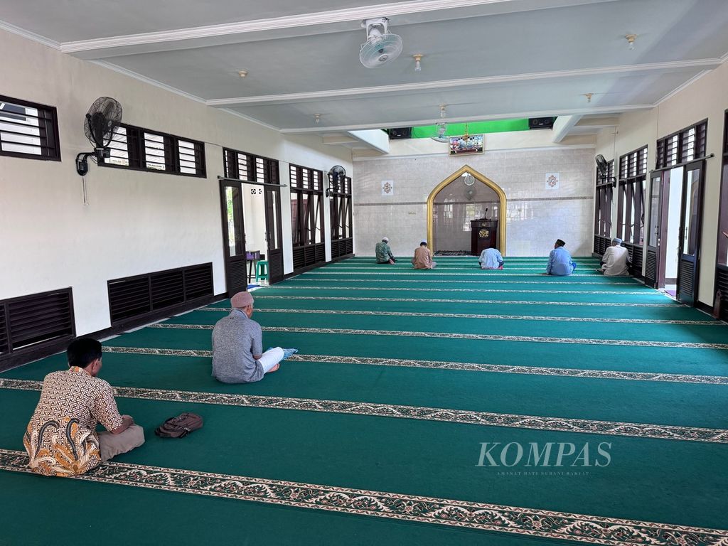 Suasana menjelang shalat Ashar berjamaah di Masjid Mamba’ul Hikmah, Lingkungan Taman Gajah Mada, Kelurahan Taman Sari, Kota Mataram, Nusa Tenggara Barat, Sabtu (23/3/2024) sore.