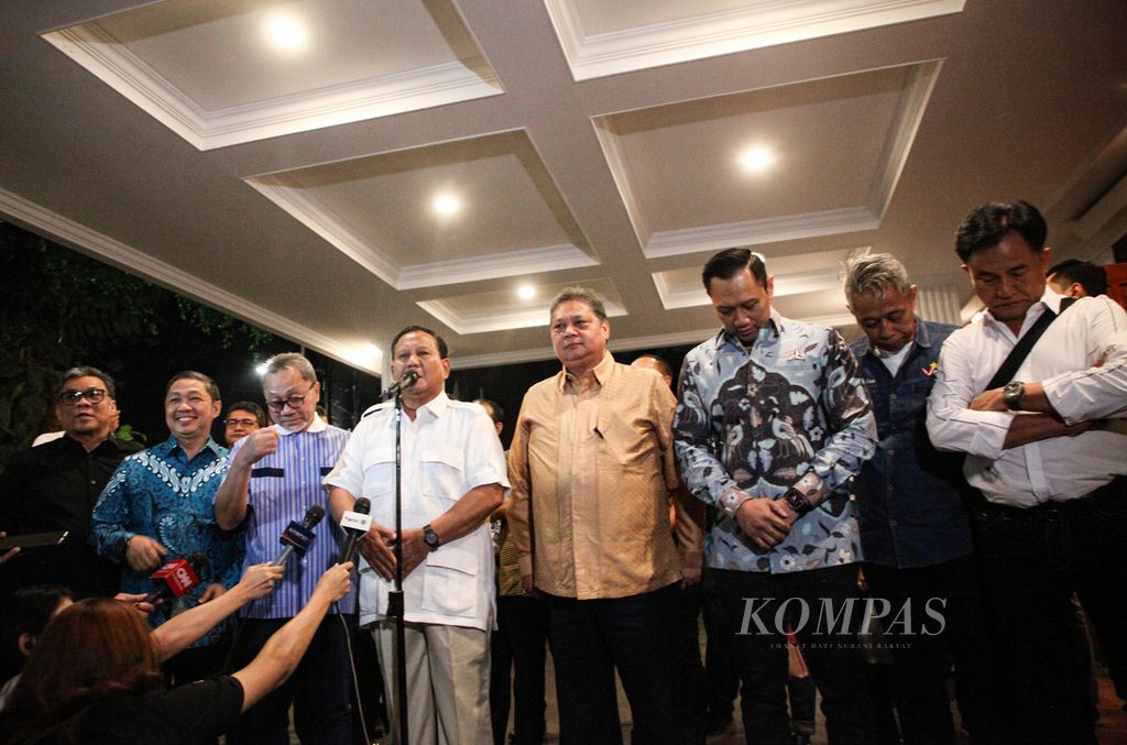 Koalisi Indonesia Maju saat mengumumkan putra Presiden Joko Widodo, Gibran Rakabuming Raka, sebagai bakal cawapres Prabowo Subianto di kediaman Prabowo di Jakarta, Minggu (22/10/2023) malam. 