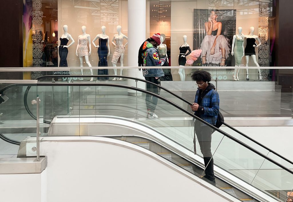 Pembelanja berjalan di Fashion Centre pada Pentagon City, sebuah pusat perbelanjaan di Arlington, Virginia, AS, 2 Februari 2024. 