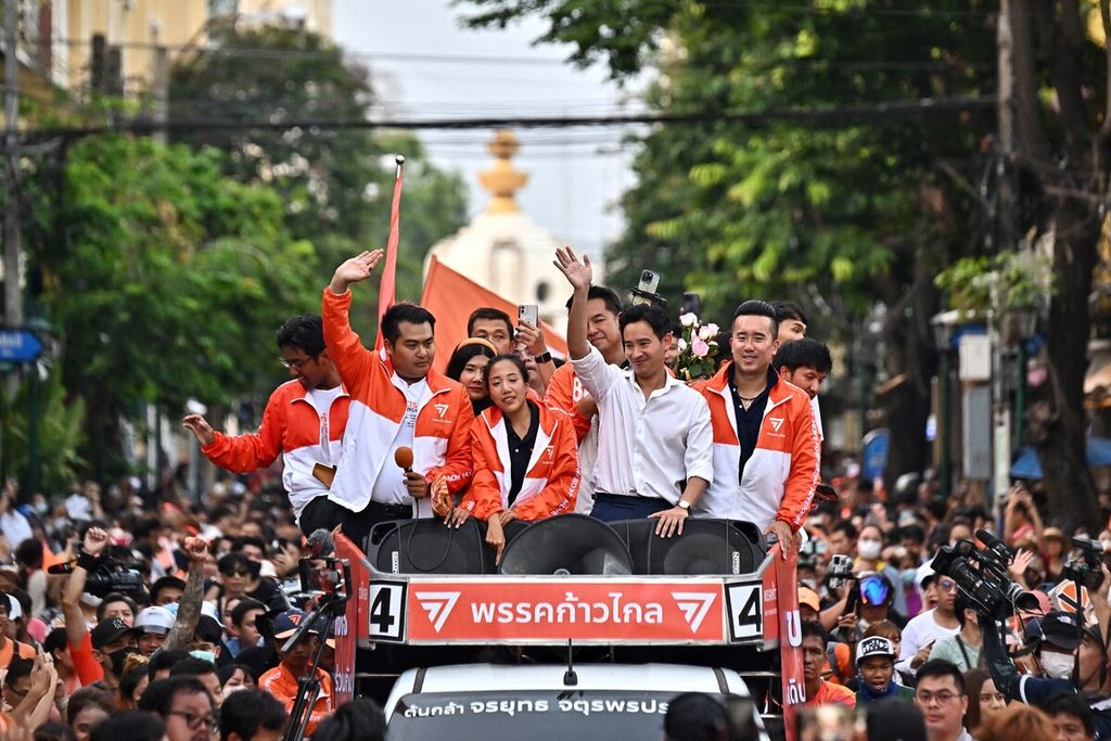 Ketua Partai Bergerak Maju dan kandidat Perdana Menteri (PM) Thailand Pita Limjaroenrat (berkemeja putih) memimpin parade kemenangan partainya bersama para anggota partai dan para pendukungnya di Bangkok, Thailand, Senin (15/5/2023). 