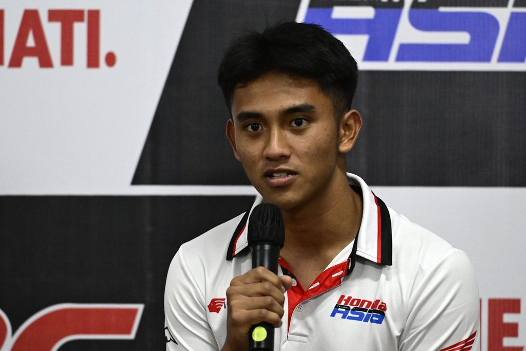 Pebalap muda Indonesia, Mario Suryo Aji, memberikan keterangan pers, beberapa waktu lalu. Pebalap yang berkompetisi di ajang Moto3 itu akan promosi ke kelas Moto2 pada musim 2024 bersama Honda Team Asia.