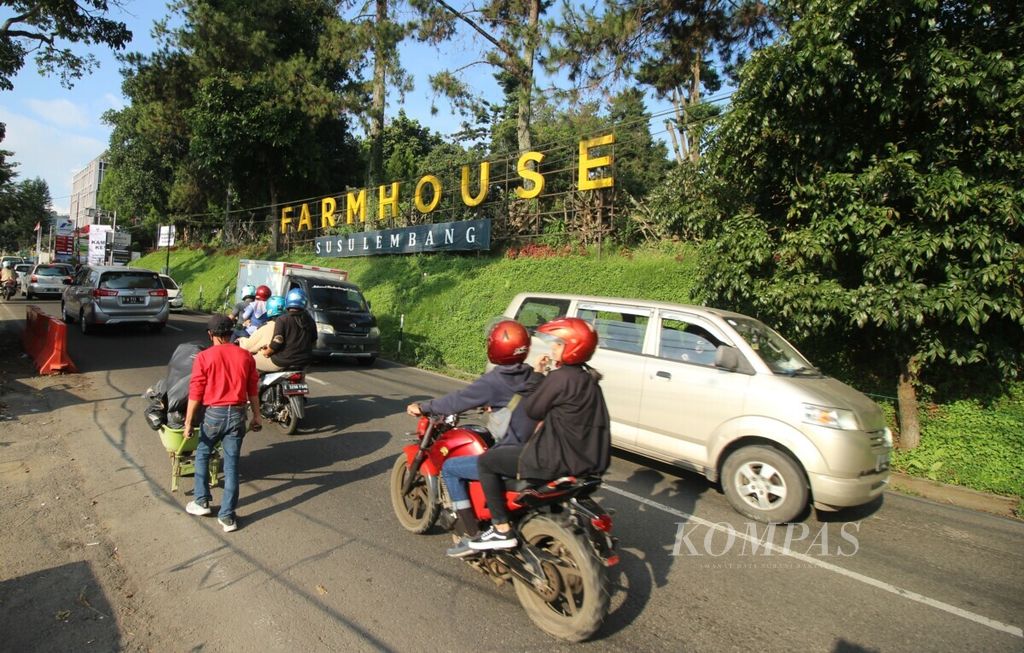 Lalu lintas di kawasan wisata Lembang, Kabupaten Bandung Barat, Jawa Barat, pada Minggu (14/6/2020).