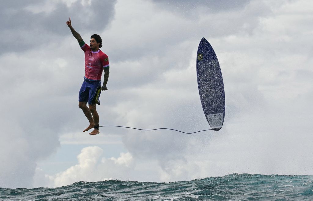 Peselancar Gabriel Medina dari Brasil melakukan selebrasi saat berlomba di cabang selancar Olimpiade Paris 2024 di Teahupo'o, Tahiti, Senin (29/7/2024).