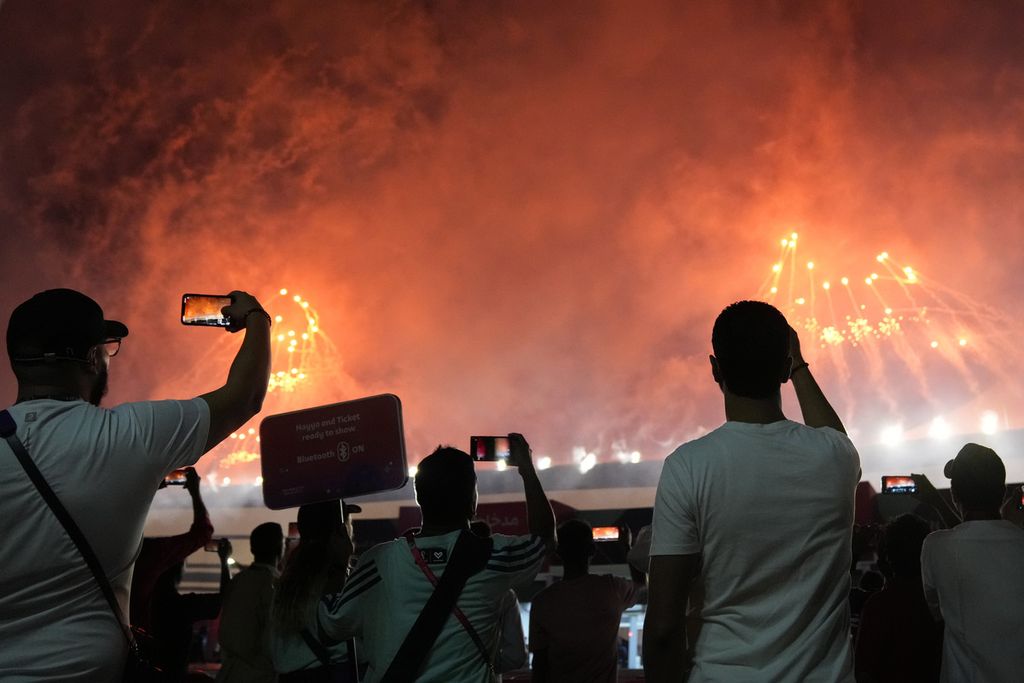 Penonton mengabadikan kembang api pada pembukaan Piala Dunia 2022 Qatar di Stadion Al Bayt di Al Khor, Qatar, Minggu (20/11/2022).