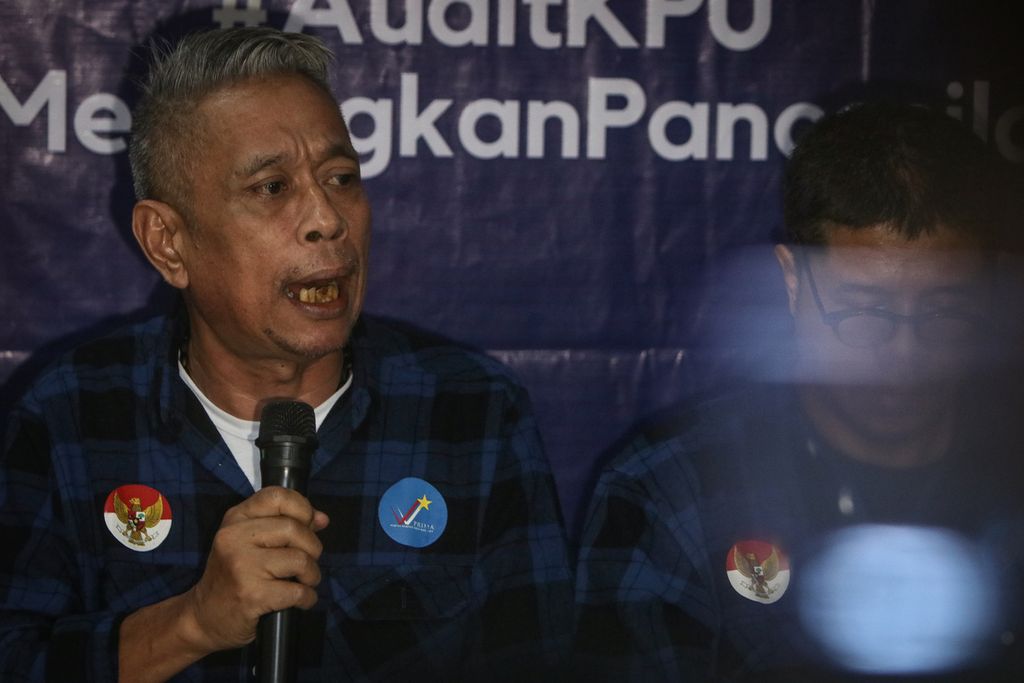 Ketua Umum Partai Rakyat Adil Makmur (Prima) Agus Jabo Priyono (kiri) berbicara saat konferensi pers di kantor DPP Prima, Jakarta, Jumat (3/3/2023). 