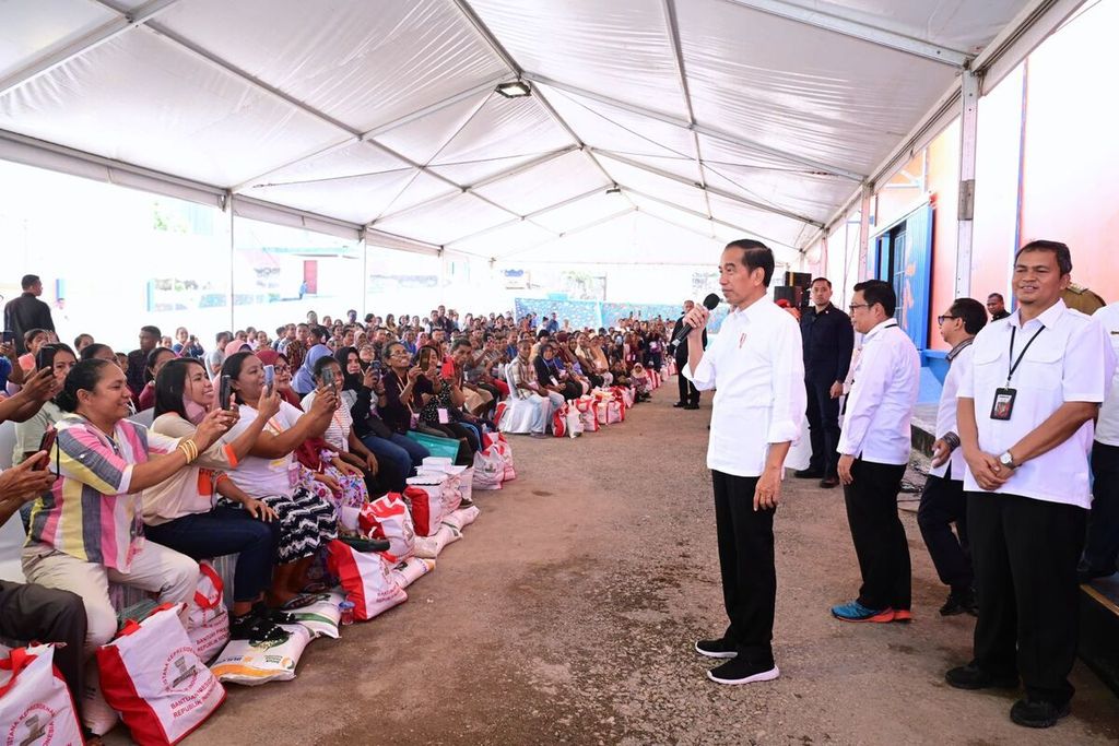 Presiden Joko Widodo menyerahkan bantuan pangan cadangan beras pemerintah kepada keluarga penerima manfaat di Gudang Bulog Baru Tenau, Kota Kupang, Nusa Tenggara Timur, Rabu (6/12/2023).