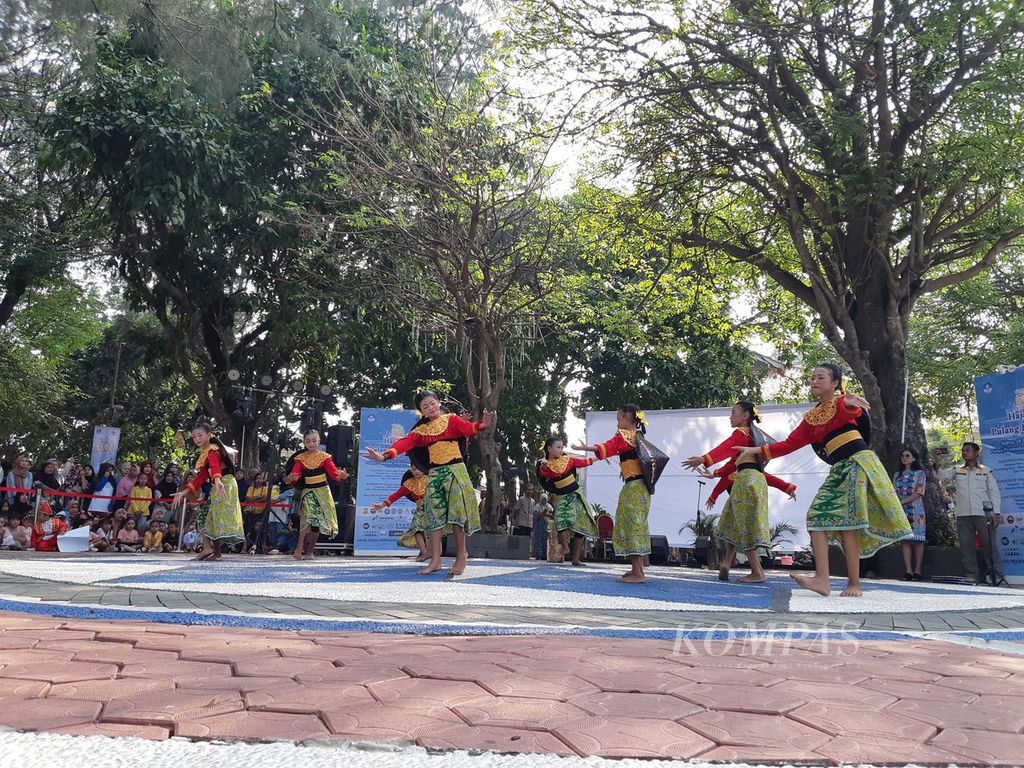Anak-anak menampilkan tari Perepet Jengkol dalam acara Hajatan Pulang Babang di Pulau Pramuka, Kepulauan Seribu, DKI Jakarta, Sabtu (28/10/2023).