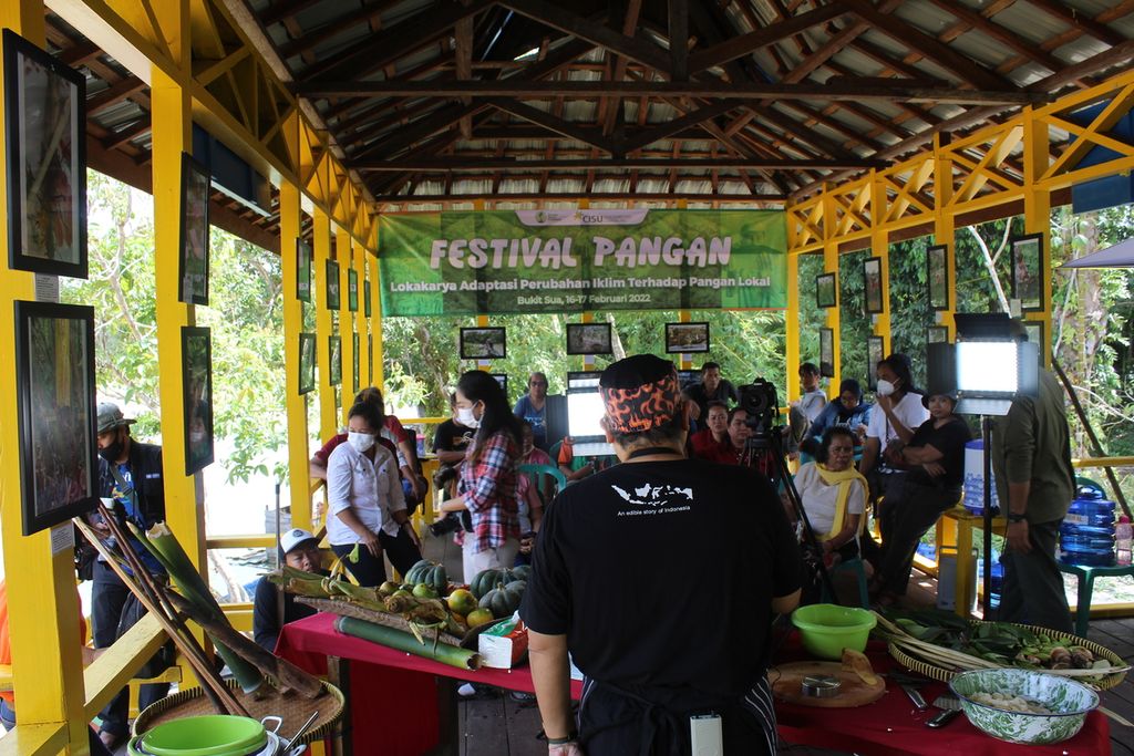 <i>Chef</i> Ragil dari Nusa Indonesian Gastronomy demo memasak dalam Festival Pangan di Bukit Sua, Kota Palangkaraya, Kalteng, Kamis (17/2/2022). Selain memasak, ia juga ikut mengidentifikasi pangan lokal Dayak dalam acara tersebut.