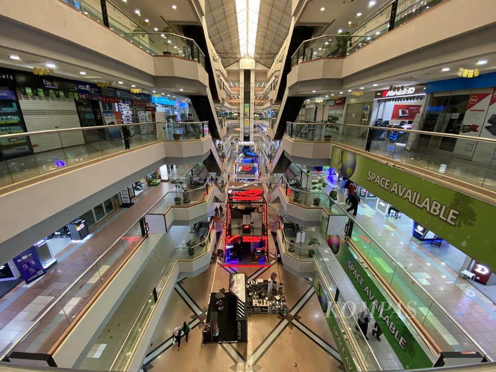 Suasana pusat perbelanjaan di Mangga Dua Mall, Sawah Besar, Jakarta Pusat, Minggu (3/9/2023). Kendati masih mencatat pertumbuhan di atas 5 persen sampai dengan triwulan II-2023, potensi perlambatan ekonomi di sepanjang sisa tahun ini mulai diwaspadai. 