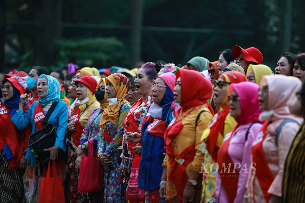 Para peserta peluncuran acara "Kebaya Goes to Unesco" menyanyikan lagu Indonesia Raya bersama-sama.