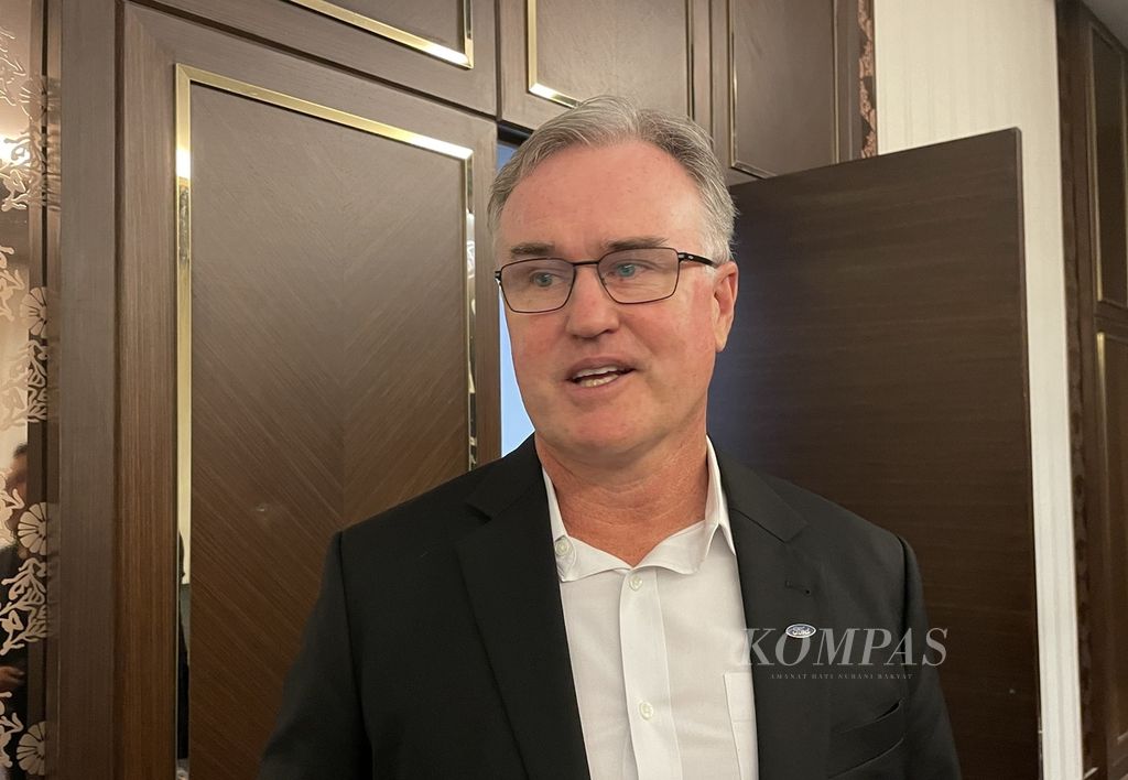 DJ Simpson, Managing Director Ford Asia Pacific Distributor Markets, berbincang dengan awak media pada peluncuran generasi terbaru Ford Ranger dan Everest di Jakarta, Kamis (8/6/2023).