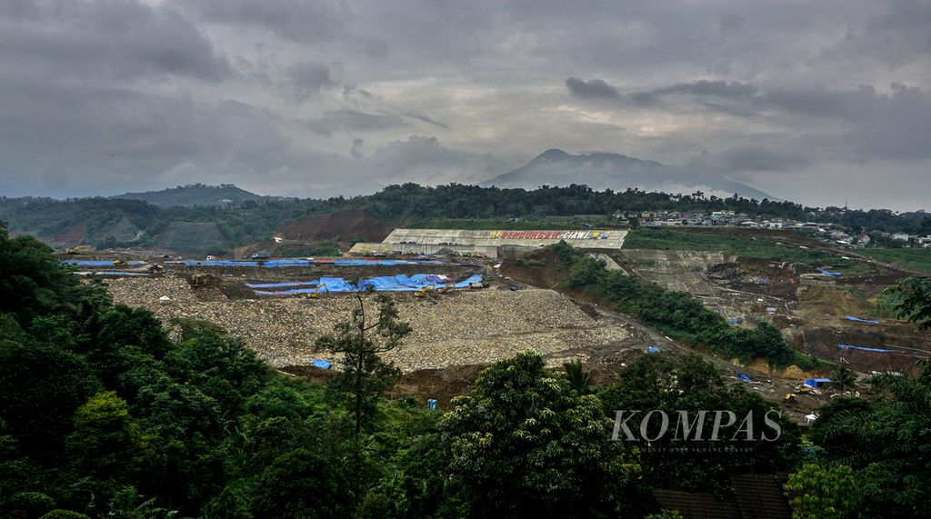 Suasana proyek pembangunan Bendungan Ciawi di Ciawi, Kabupaten Bogor, Jawa Barat, yang masih dalam tahap pengerjaan, Rabu (2/2/2022). Hingga saat ini, dua proyek pembangunan bendungan yang terletak berdekatan di hulu Ciliwung, yaitu Bendungan Ciawi dan Bendungan Sukamahi, masih berlangsung. 