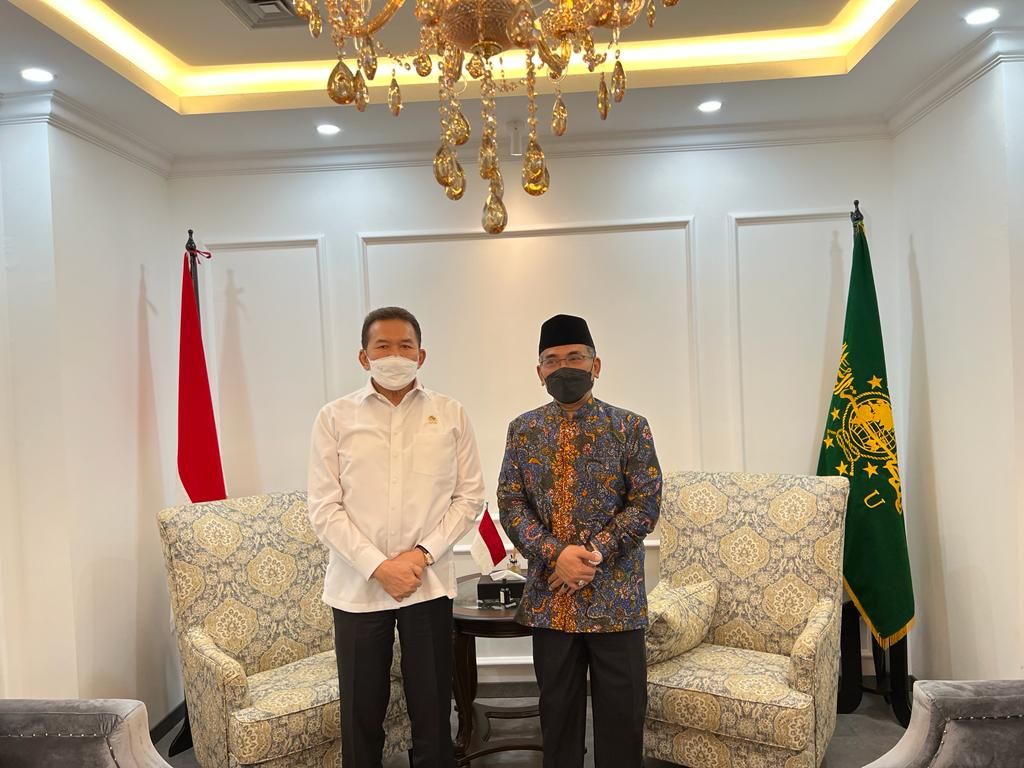 Jaksa Agung Sanitiar Burhanuddin mengunjungi Ketua Umum Pengurus Besar Nahdlatul Ulama KH Yahya Cholil Staquf di Kantor Pengurus Besar Nahdlatul Ulama, Jakarta, Selasa (12/4/2022).