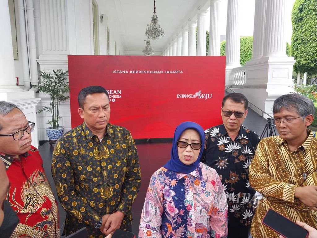 Ketua Dewan Pers Ninik Rahayu memberikan keterangan kepada media di Kompleks Istana Kepresidenan, Jakarta, Senin (6/2/2023). Sebelumnya, jajaran Dewan Pers periode 2022-2025 tersebut beraudiensi dengan Presiden Joko Widodo di Istana Merdeka.