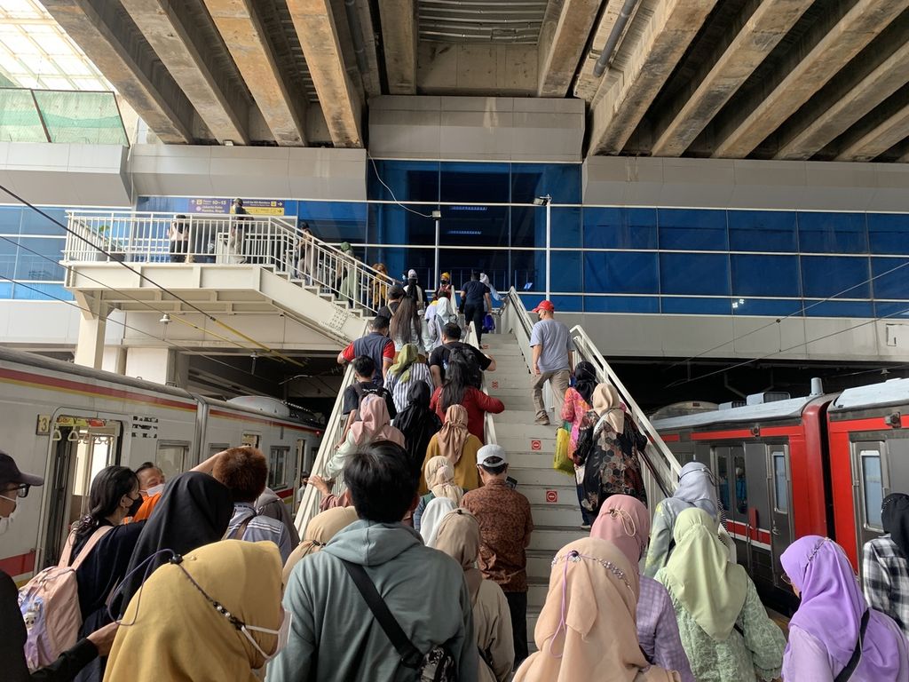 Aktivitas penumpang di tangga manual baru di Stasiun Manggarai, Jakarta, Selasa (25/4/2023).