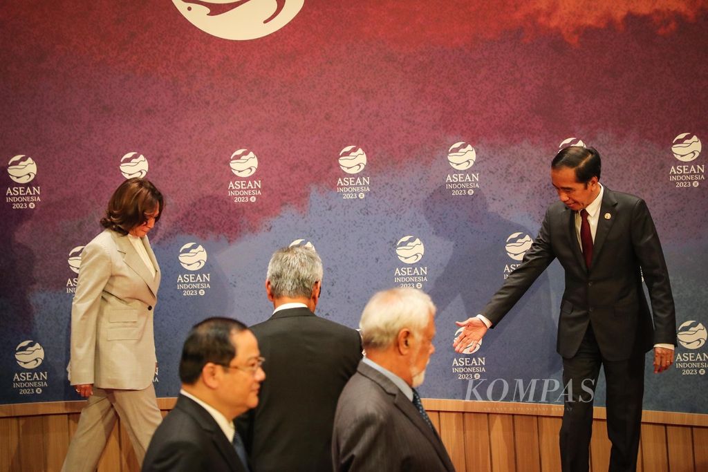 Presiden RI Joko Widodo (kanan) mengarahkan Wakil Presiden Amerika Serikat Kamala Harris (kiri) untuk berfoto bersama sebelum memulai KTT ke-11 ASEAN dan Amerika Serikat di Jakarta, Rabu (6/9/2023). Konferensi ini merupakan salah satu rangkaian KTT ke-43 ASEAN yang digelar pada 5-7 September 2023. 