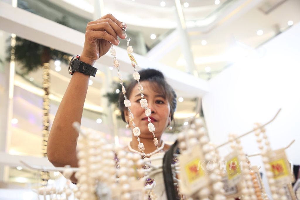 Produk aksesori ditawarkan dalam pameran produk karya anak bangsa di Mal Kota Kasablanka, Jakarta, Rabu (8/11/2023). 