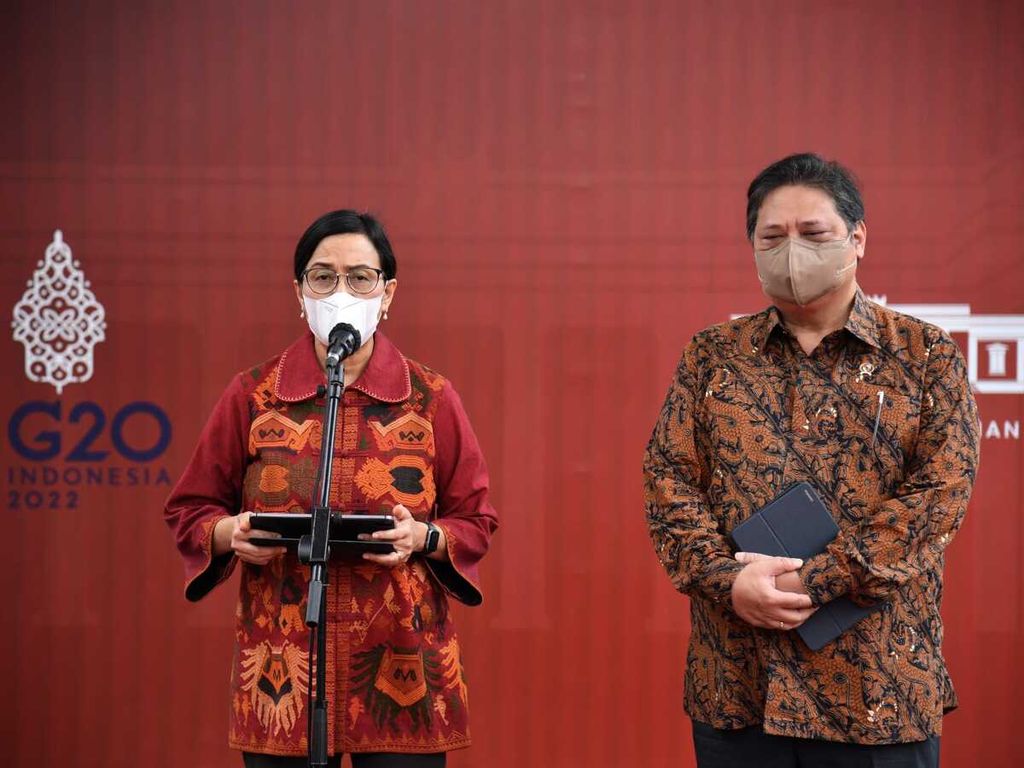 Menteri Koordinator Bidang Perekonomian Airlangga Hartarto (kanan) dan Menteri Keuangan Sri Mulyani Indrawati menyampaikan keterangan seusai sidang kabinet paripurna di Istana Negara, Jakarta, Selasa (5/4/2022). 