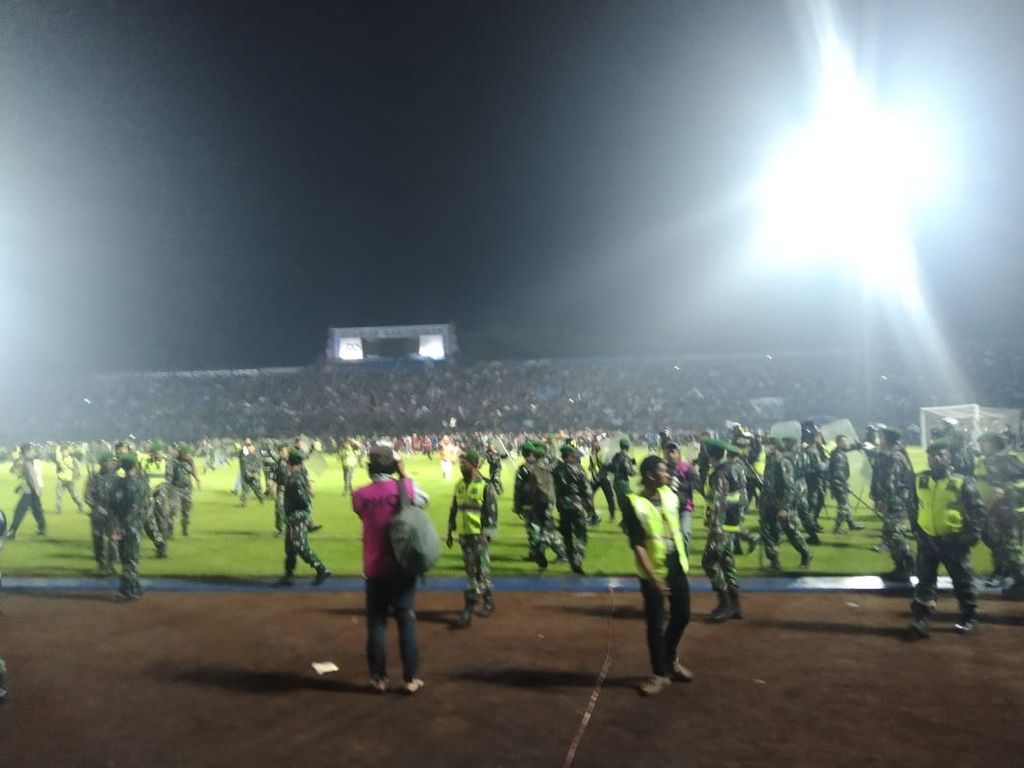 Suasana di dalam Stadion Kanjuruhan, Malang usai pertandingan antara Arema dan Persebaya, Sabtu (1/10/2022).