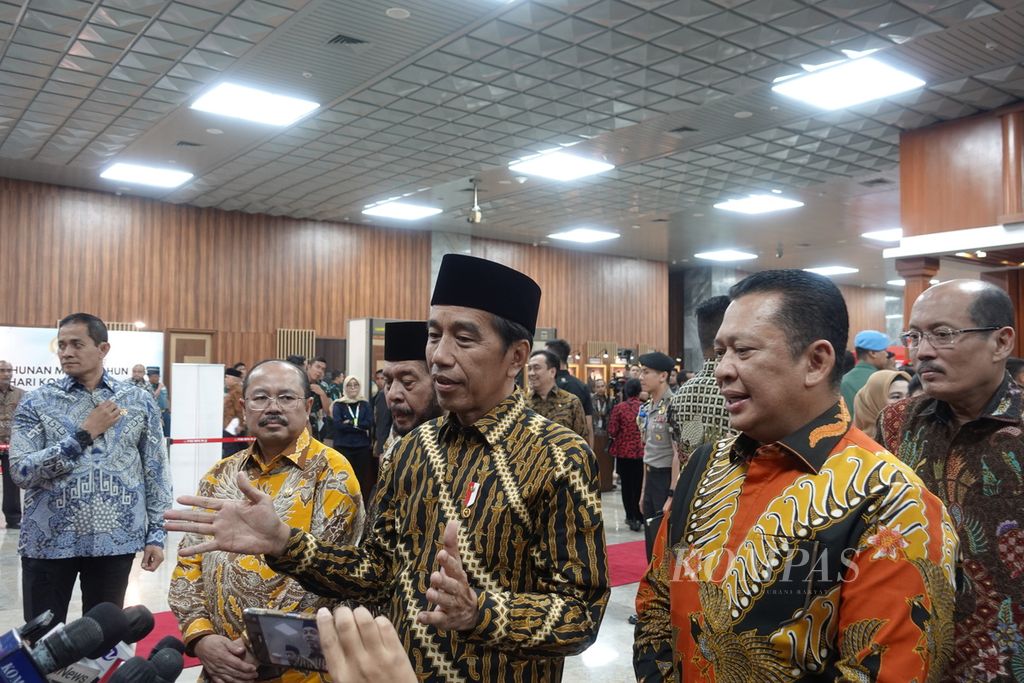 Presiden Joko Widodo menjawab pertanyaan awak media seusai peringatan Hari Konstitusi dan Hari Ulang Tahun Ke-78 MPR di Gedung Nusantara IV, Senayan, Jakarta, Jumat (18/8/2023).