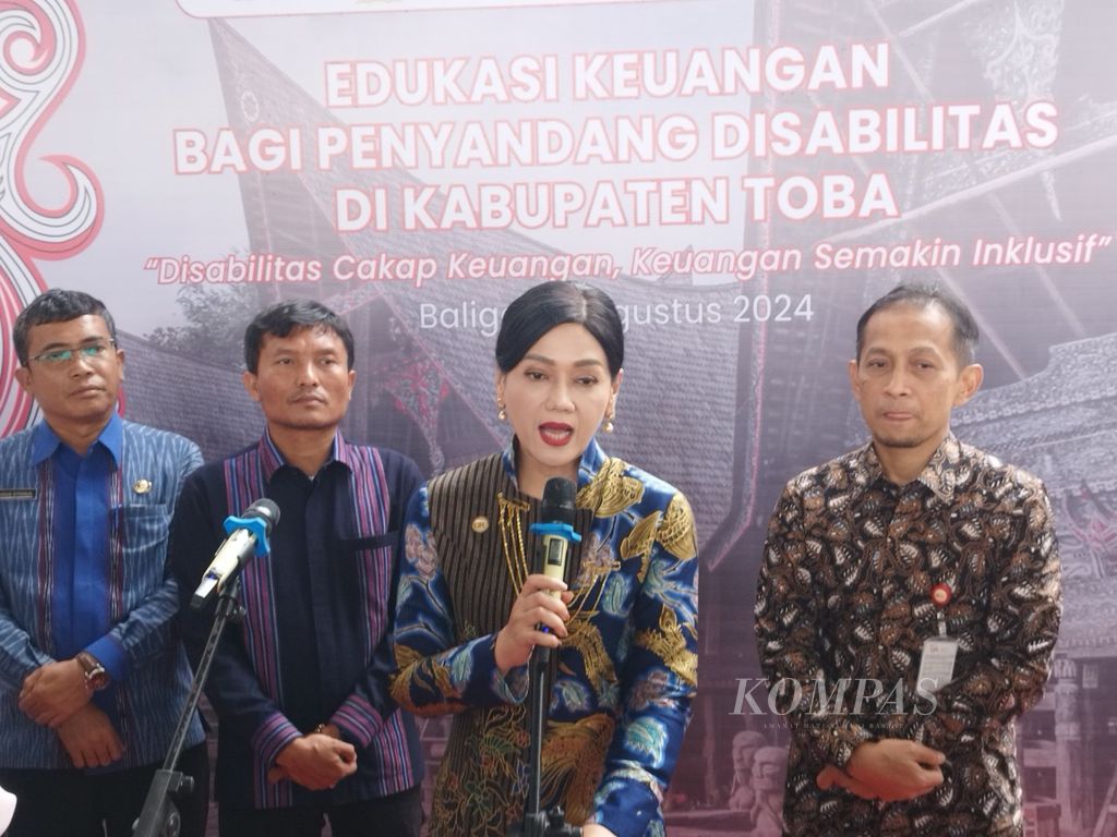 Kepala Eksekutif Pengawas Perilaku Pelaku Usaha Jasa Keuangan, Edukasi dan Pelindungan Konsumen Otoritas Jasa Keuangan (OJK) Friderica Widyasari Dewi (dua dari kanan) memberikan keterangan di Pendopo Kantor Bupati Toba, Sumatera Utara, Jumat (9/8/2024).