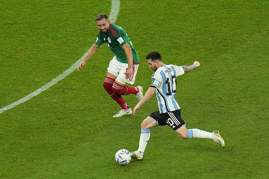 Penyerang Argentina Lionel Messi bersiap menendang bola yang kemudian menjadi gol pembuka kemenangan 2-0 Argentina atas Meksiko pada laga penyisihan Grup C di Stadion Lusail, Doha, Minggu (27/11/2022) dini hari WIB.